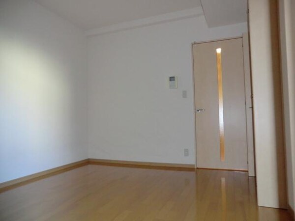 リビング・居室(清潔なフローリング洋室)