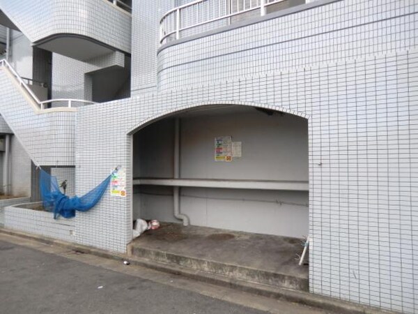 共有部分(ゴミ置場完備)