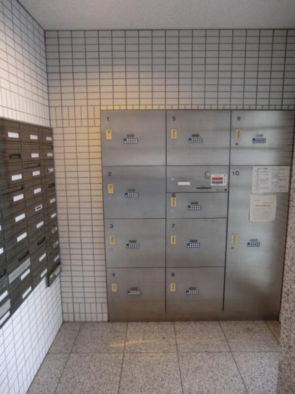ロビー(宅配ＢＯＸ　集合ＰＯＳＴ完備　オートロック完備)
