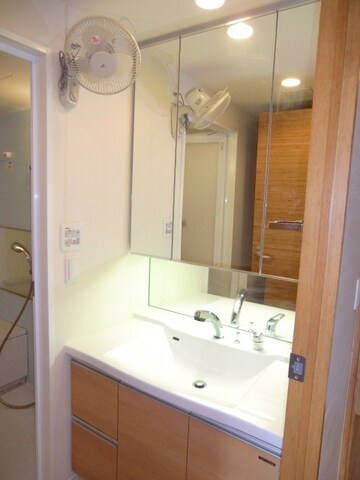 物件内観写真7　(３面鏡付シャンプードレッサー)