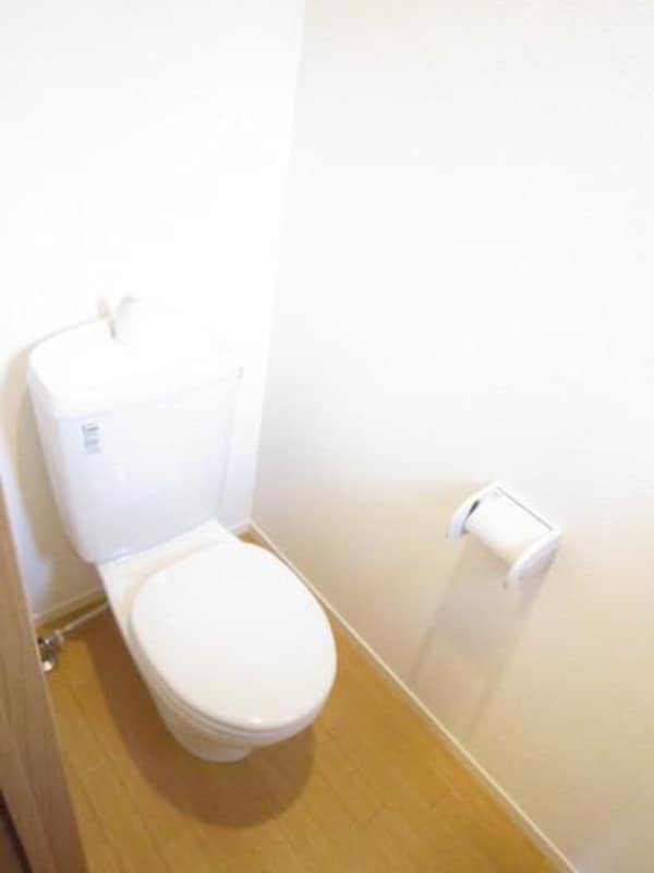トイレ(トイレにも窓があります。)