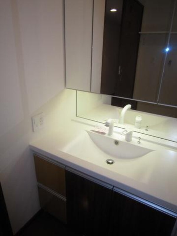 洗面(３面鏡付きシャンプードレッサー)