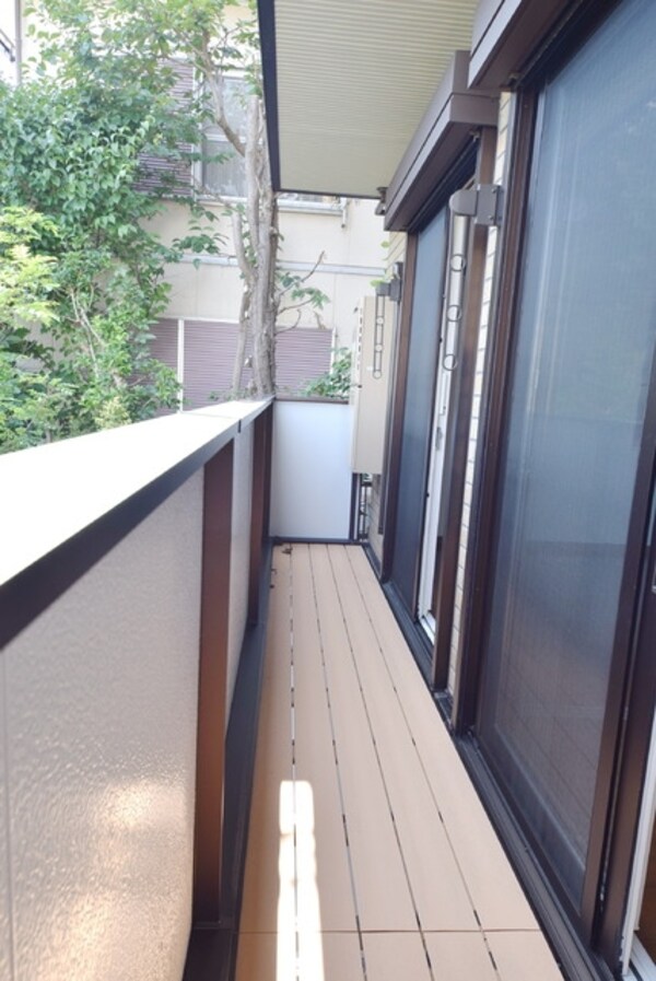 バルコニー(ウッド調のバルコニー)
