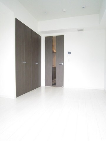 物件内観写真3　(ホワイト基調の洋室)