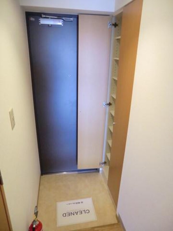 玄関(シューズBOX付)