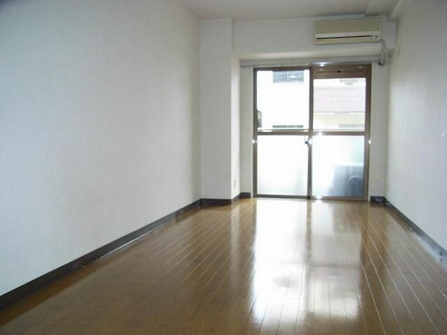 物件内観写真3　(明るい洋室　)