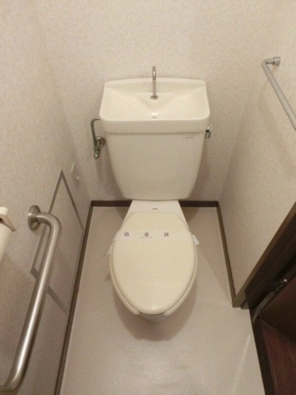 トイレ(バストイレ別　手すり完備)