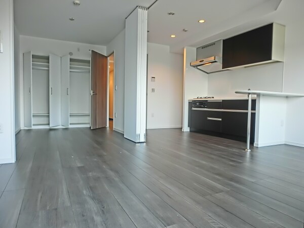 リビング・居室(間仕切り開放で16.3帖の大型居室へ)