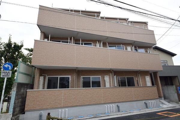 外観(周辺は閑静な住宅街)