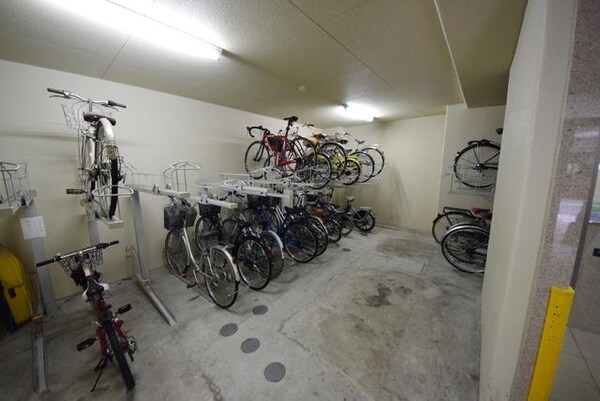 共有部分(オートロック内屋根付き駐輪場)