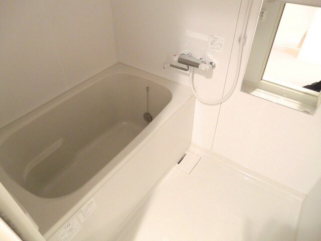 物件内観写真4　(清潔感のある水周り（追炊きバス）)