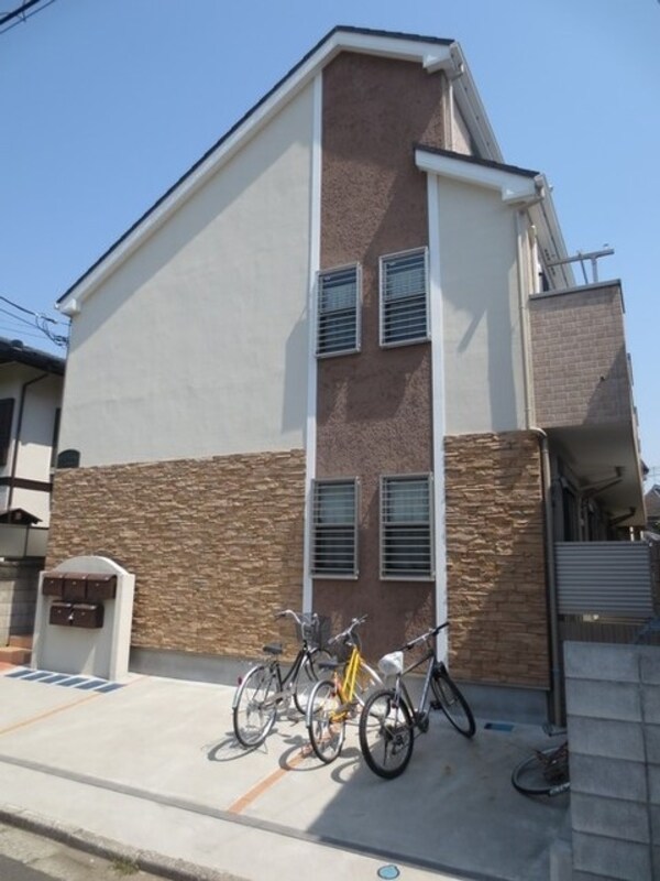 外観(住宅地に建つメゾネットテラスハウス。)