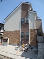 住宅地に建つメゾネットテラスハウス。