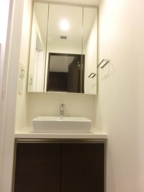 物件内観写真7　(★3面鏡付洗面台です★)