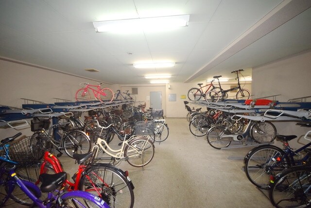 物件内観写真23　(入居者用駐輪場スペース。)