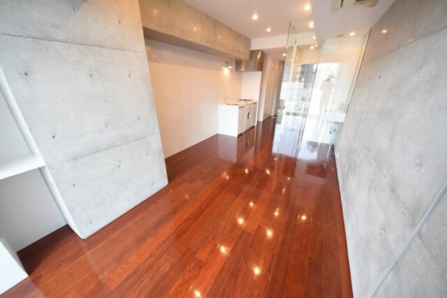 物件内観写真3　(★バルコニー側から見た居室★)