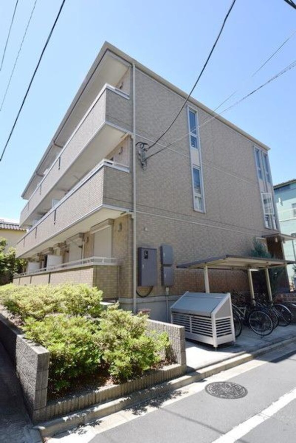 外観(軽量鉄骨造3階建て)