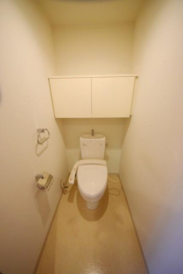 トイレ(※リノベーション前の写真です。)