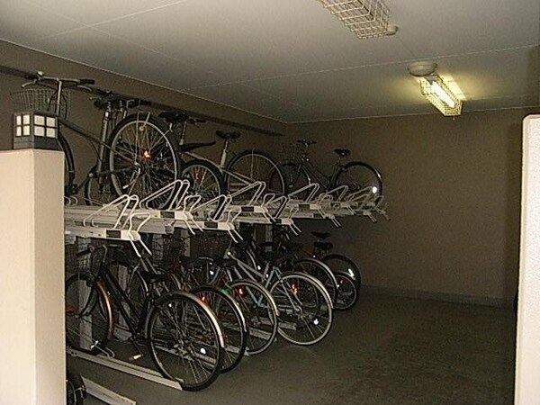 共有部分(屋根付きの駐輪場)