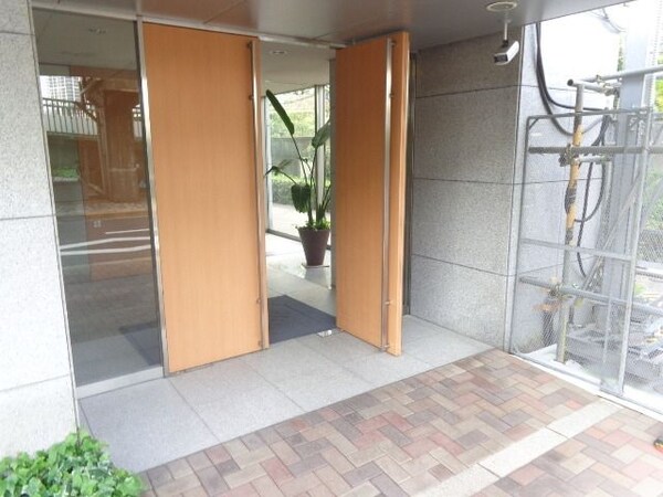 エントランス(お問合せは(株)タウンハウジングレジデンス事業部【03-…)