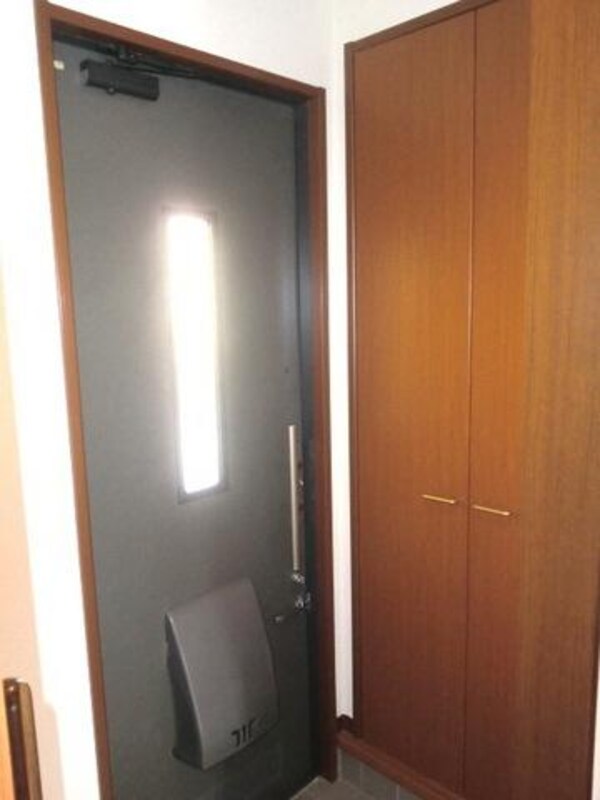 玄関(★玄関脇には収納も★)