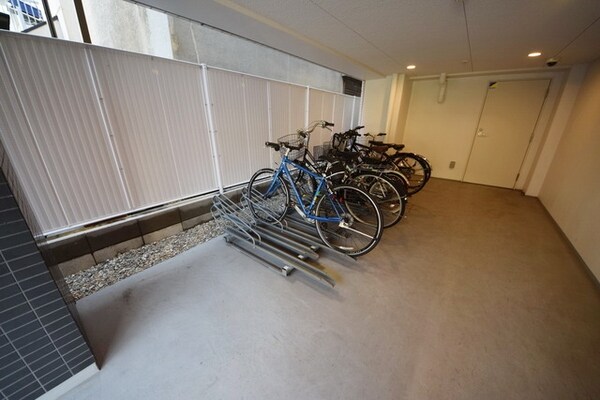 駐車場(★屋根付きの駐輪場です★)