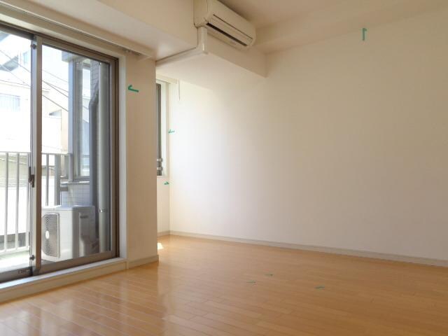 物件内観写真2　(洋室8帖・エアコン)