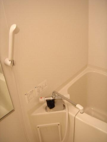 物件内観写真4　(鏡付きバス)