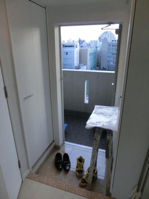 玄関(清掃中)