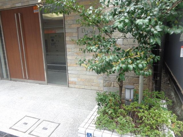 庭(エントランス前)