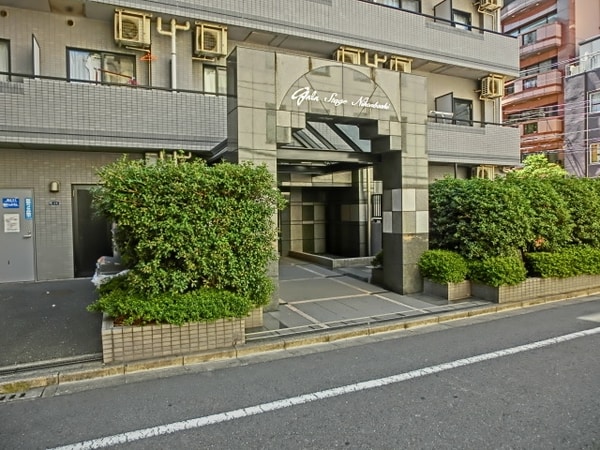 庭(洗練されたエントラスアプローチ)