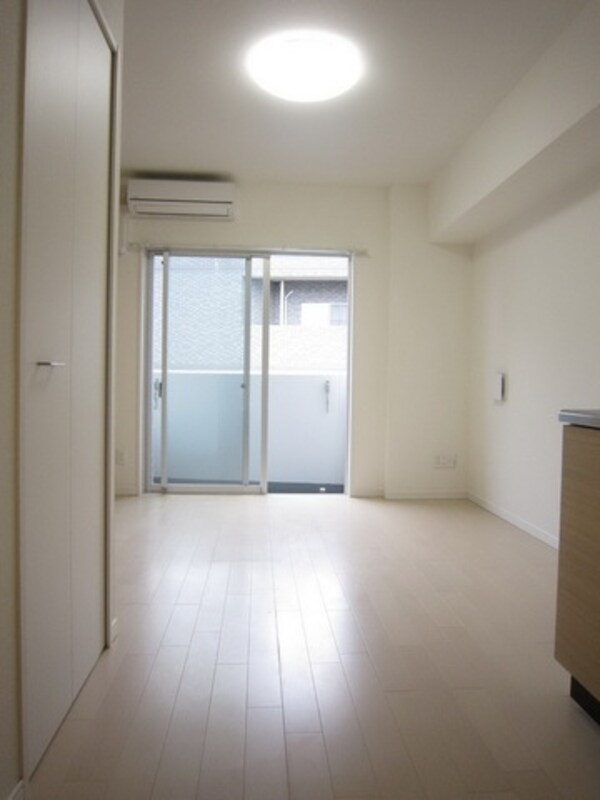 リビング・居室(白が基調の明るいフローリング仕上げ)