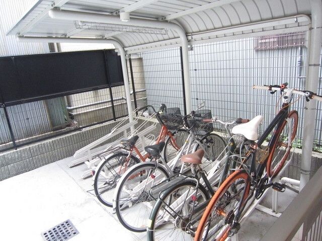 物件内観写真6　(植栽はありませんが駐輪場はございます)