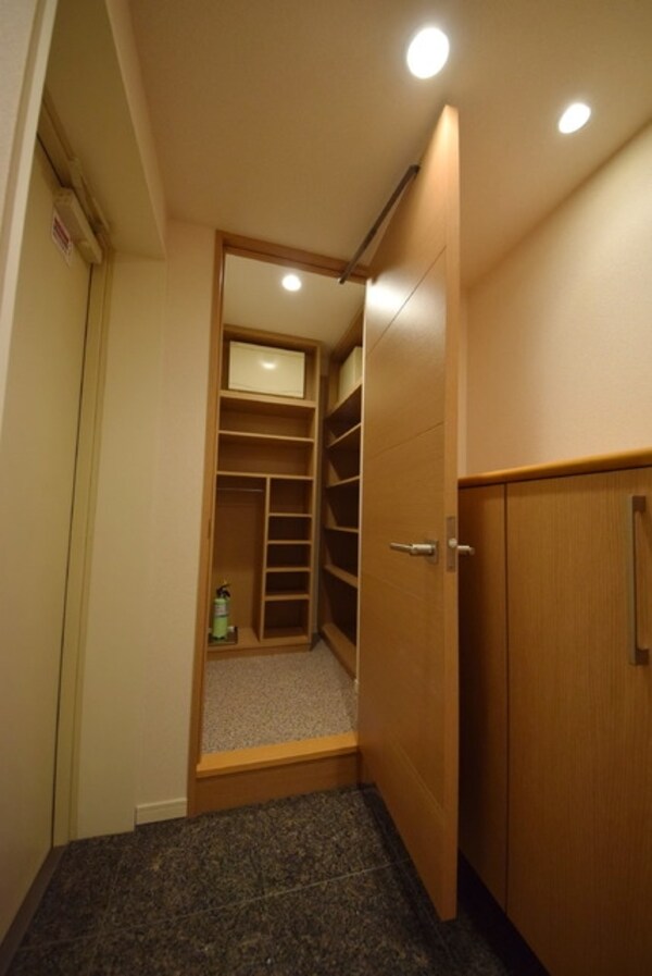 玄関(シューズインクローク)