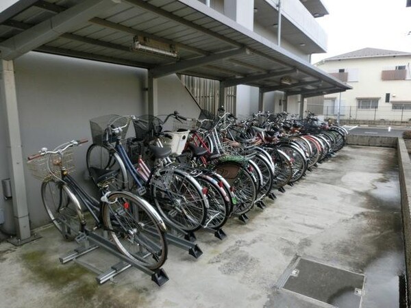 共有部分(屋根付きの駐輪場)