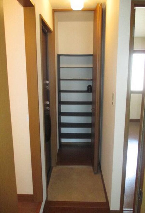 玄関(シューズボックス付きです。)