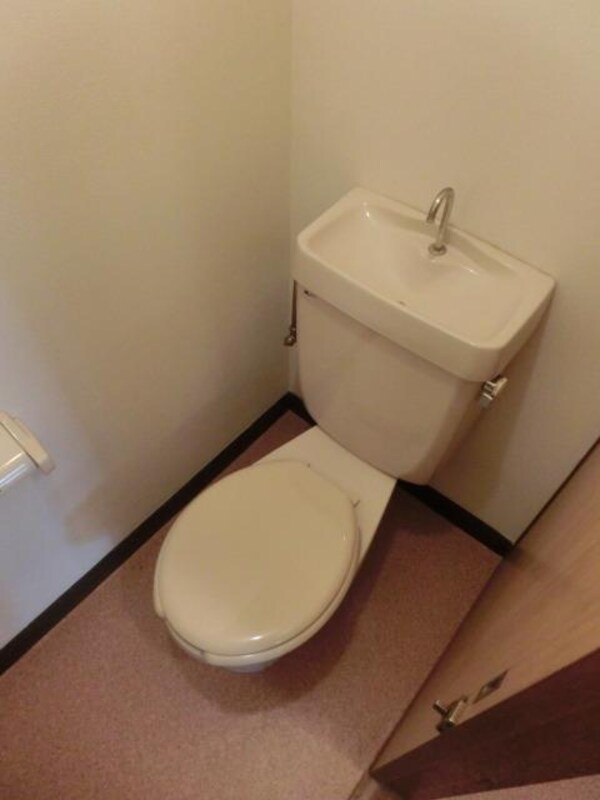 トイレ(ゆったりしたスペースです。)