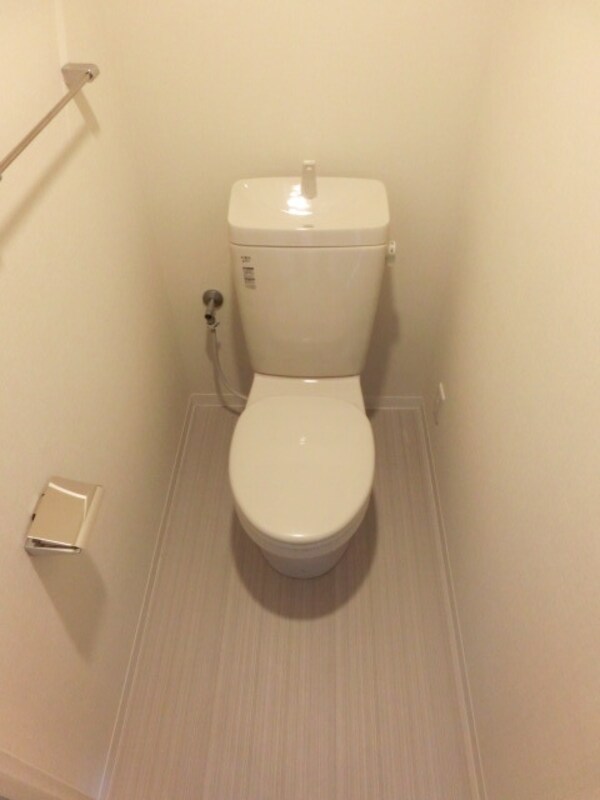 トイレ(白を基調とした洋式トイレです)