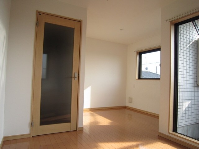 物件内観写真2　(広々7.8帖洋室　2面採光)