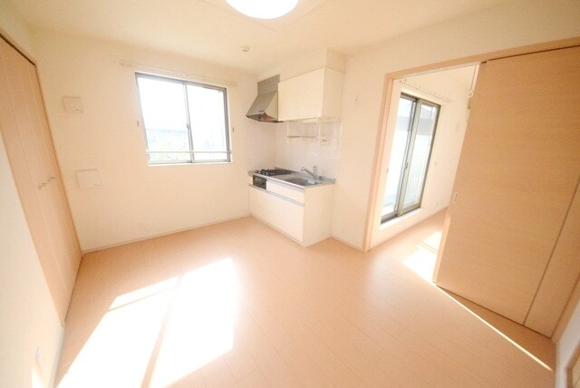 物件内観写真2　(明るいリビング)