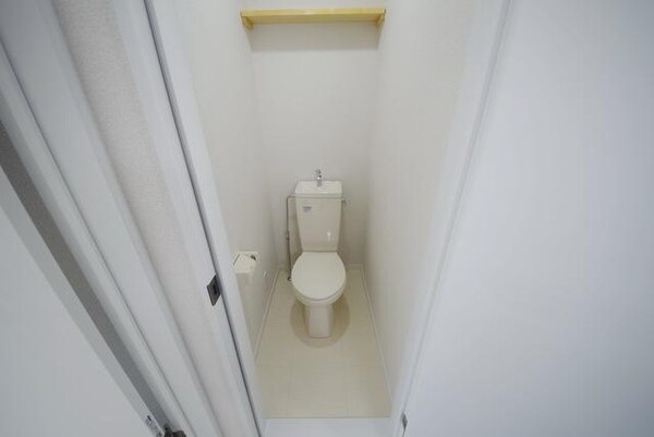 トイレ(白を基調とした清潔感のあるトイレです)