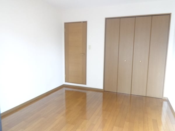 リビング・居室(フローリング／洋室２部屋クローゼット付き)