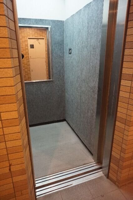 物件内観写真17　(エレベータ完備)
