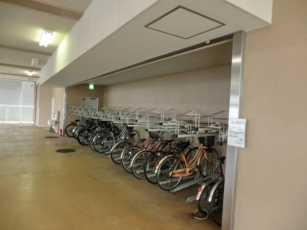 共有部分(屋内駐輪場で雨にぬれませんよ)