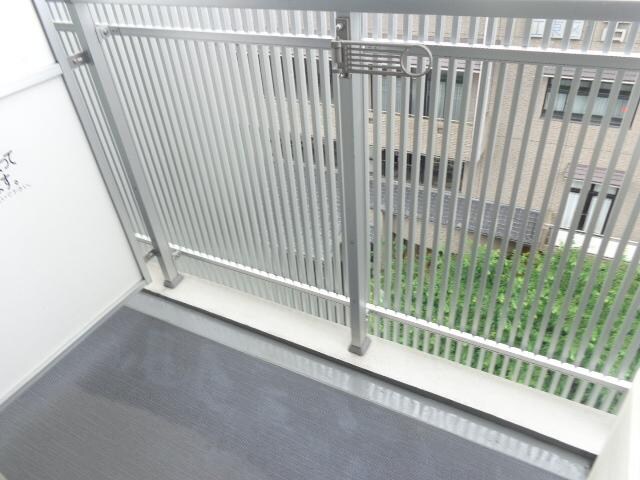 物件内観写真10　(日差しが差し込むバルコニー)