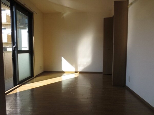 リビング・居室(南西向きの明るいお部屋です。)