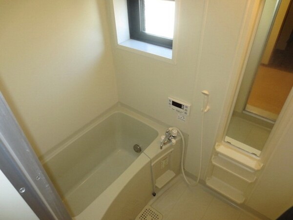 バス／シャワールーム等(経済的な追い焚き機能付きお風呂。)