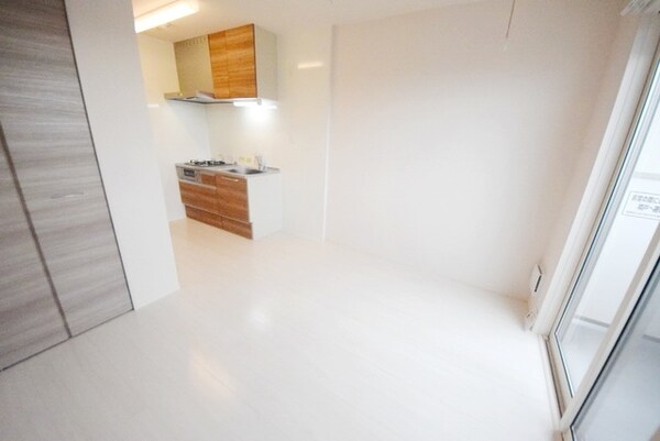 その他室内・内装(明るい寝室)