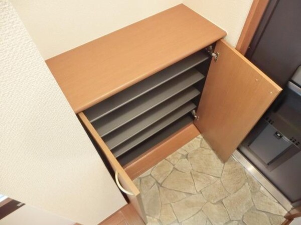 玄関(もちろんシューズボックスもございます)