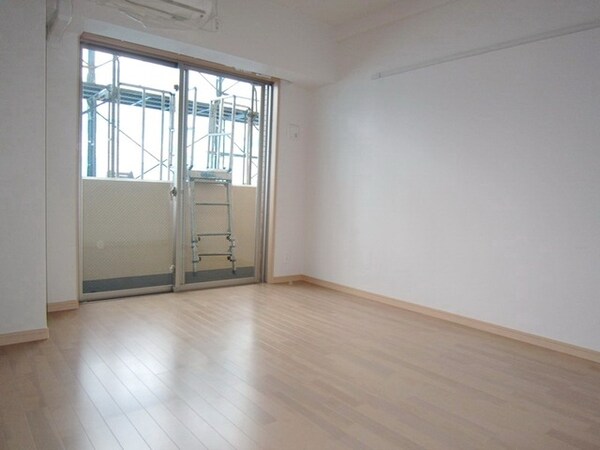 その他室内・内装(開放感溢れる8.2帖洋室)